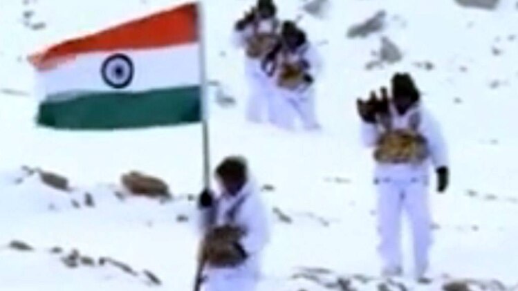 -30 डिग्री में तिरंगा फहराया