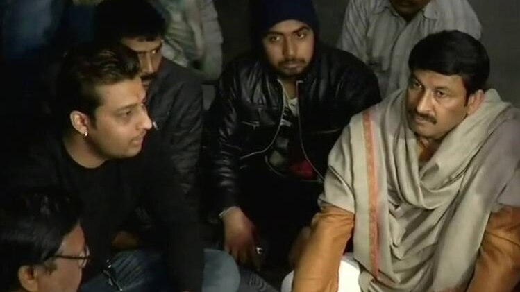 अंकित सक्सेना के घर पहुंचे मनोज तिवारी