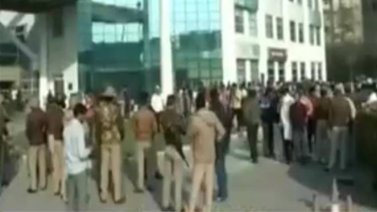 अस्पताल के बाहर तैनात पुलिस