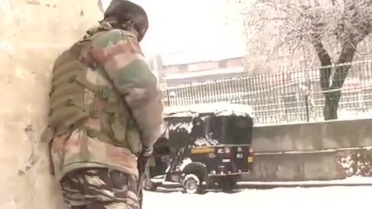 एनकाउंटर में सीआरपीएफ का एक जवान घायल