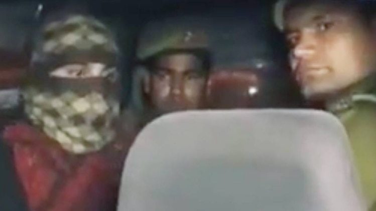 मुनव्वर को दिल्ली पुलिस ने पकड़ा