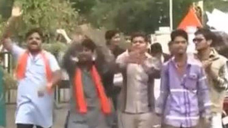 विरोध जताते बजरंग दल के कार्यकर्ता