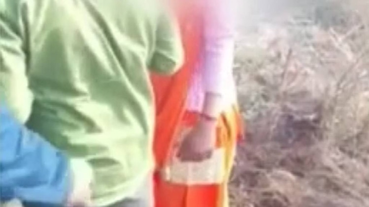 लड़की से छेड़छाड़