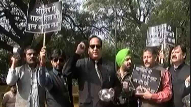 व्यापारियों ने बीजेपी के सातों सांसदों के घर के बाहर किया प्रदर्शन