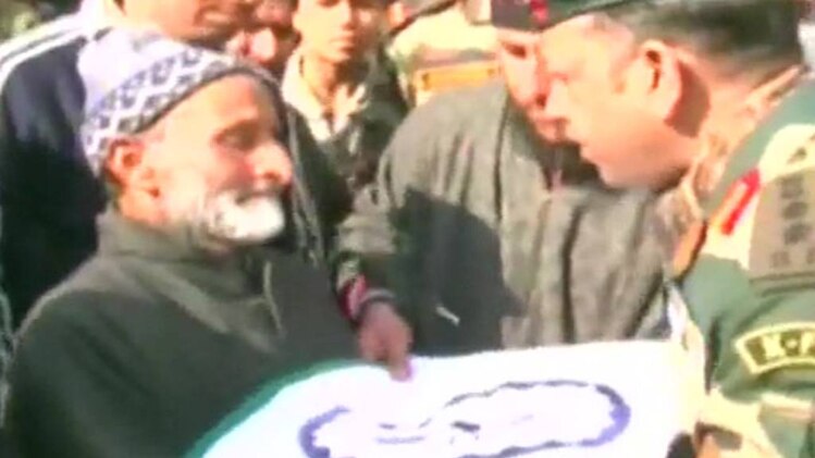 शहीद जवानों को लोगों का हुजूम श्रद्धाजंलि देने पहुंचा