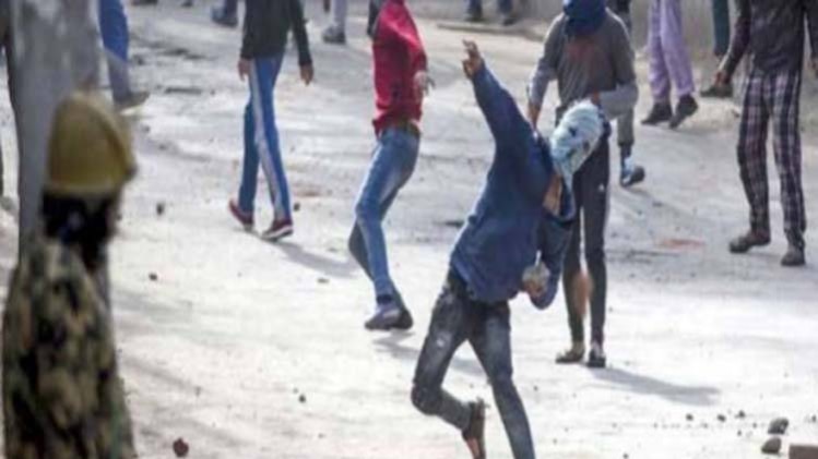 कश्मीर में पत्थरबाजों के लिए हमदर्दी दिखाने की होड़!
