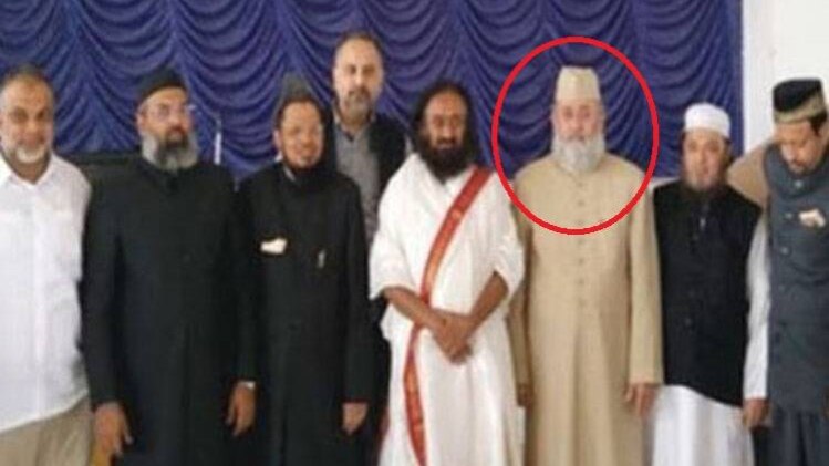 फोटो में श्रीश्री रविशंकर के साथ नदवी