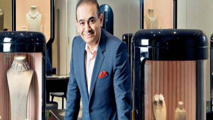 नीरव मोदी पर कसा शिकंजा, छापेमारी जारी