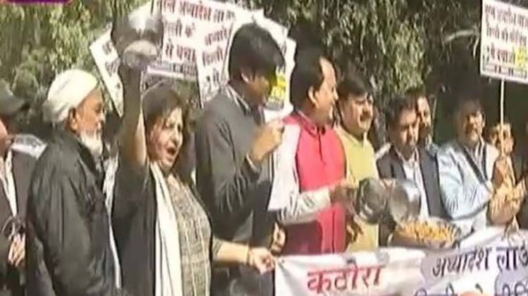 सीलिंग के विरोध में व्यापारियों का 'पकौड़ा' प्रदर्शन