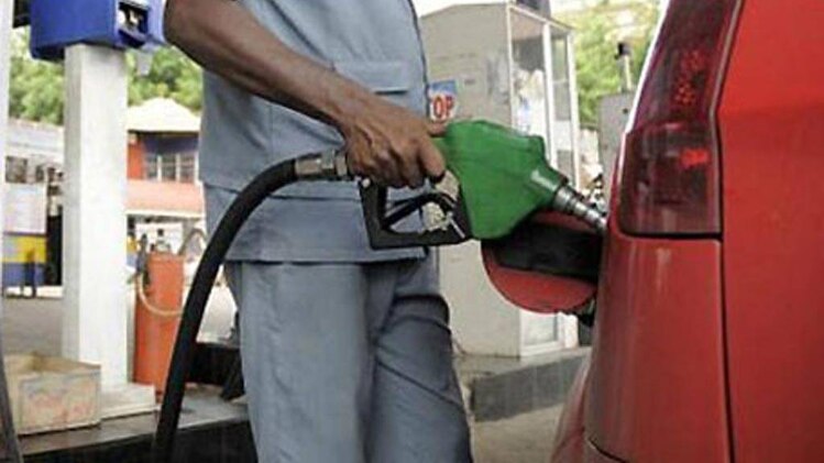 पेट्रोल-डीजल पर 2 रुपए एक्साइज ड्यूटी घटाने का फैसला
