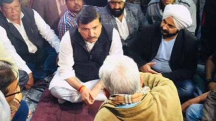 अंकित के घर लगा नेताओं का जमावड़ा