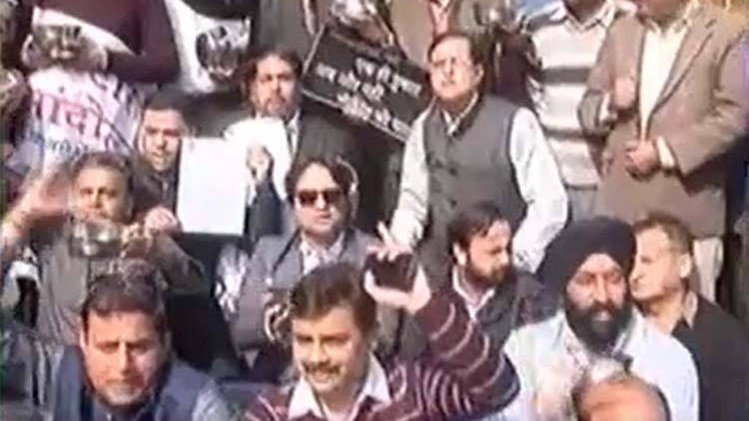 सीलिंग के खिलाफ कारोबारियों का अनूठा प्रदर्शन