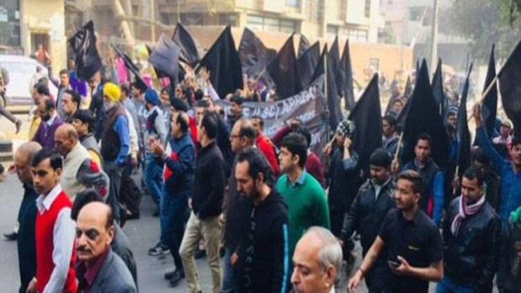 सीलिंग का काले झंडे के साथ विरोध करते व्यापारी