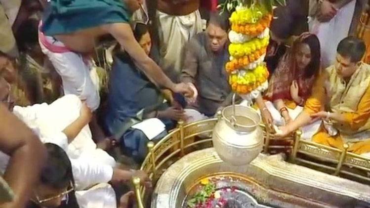 पूजा करते हुए श्रद्धालु