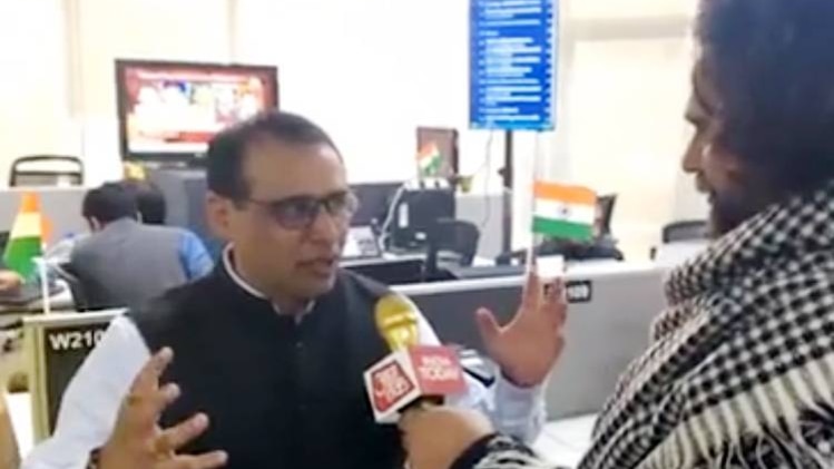 बजट पर बातचीत के दौरान अंशुमन तिवारी और पाणिनि आनंद