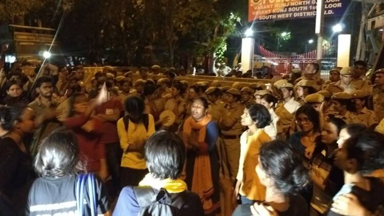 JNU छात्रों की पुलिस से भिड़ंत