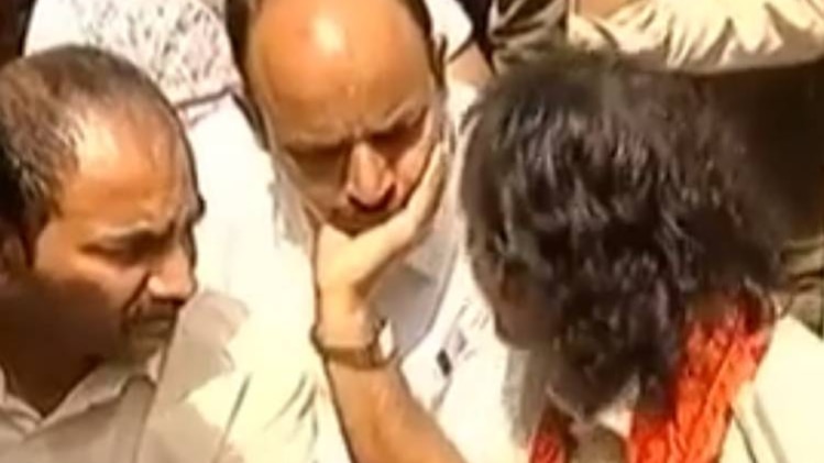 एल्कॉन पब्लिक स्कूल के सामने प्रदर्शन करते लोग