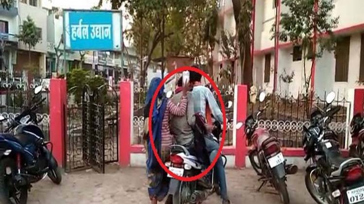 नहीं मिली एंबुलेंस तो बाइक से बच्ची को ऐसे लेकर गए अस्पताल