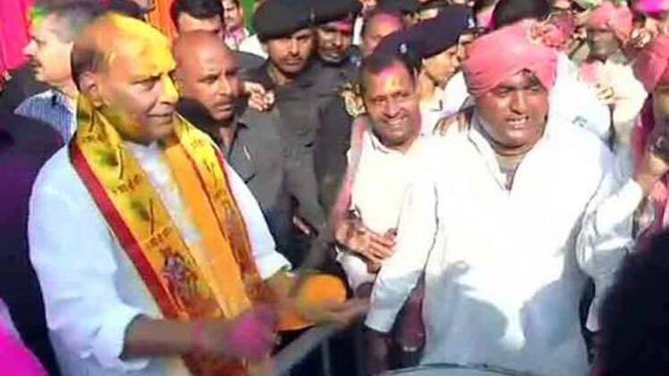 देशभर में रंगों के त्योहार की धूम, राजनेताओं ने ऐसे मनाई होली