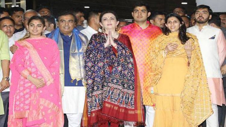 'बहू' के साथ अंबानी परिवार के मंदिर दर्शन