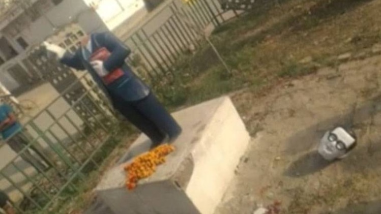 तोड़ी गई भीमराव अंबेडकर की मूर्ति