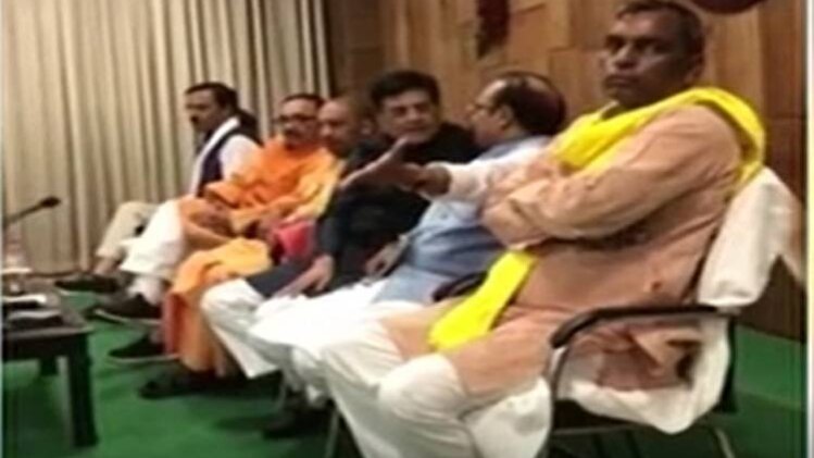 BSP को झटका, बीजेपी से मिले विधायक अनिल सिंह