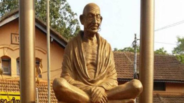 तोड़ी गई महात्मा गांधी की मूर्ति
