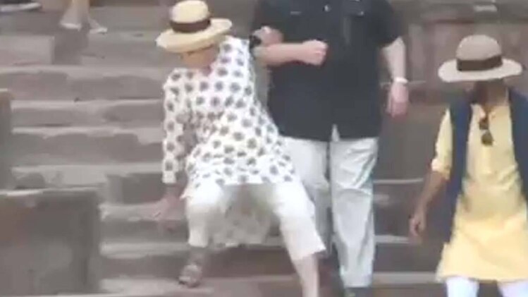 जब हिलेरी क्लिंटन का फिसला पैर