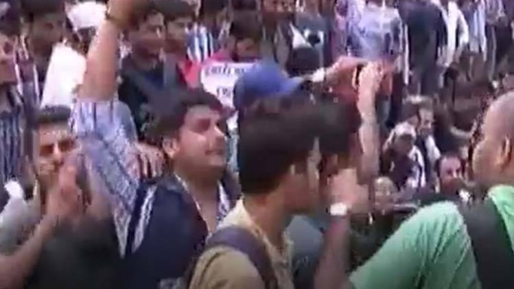 नेता होली में मस्त, नौजवानों की आंखों में आंसू