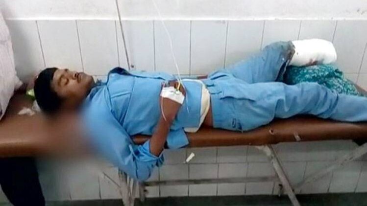 अस्पताल में बेड पर लेटा मरीज