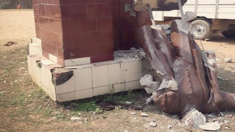 लेनिन की दूसरी मूर्ति भी ढहाई गई