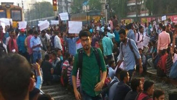 मुंबई में छात्रों का रेल रोको प्रदर्शन