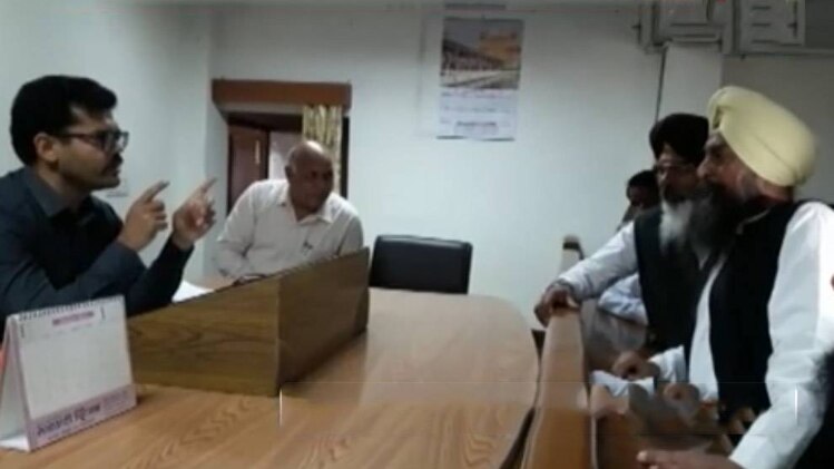 आप विधायक कुलतार सिंह संधवां डिप्टी कमिश्नर से भिडे़