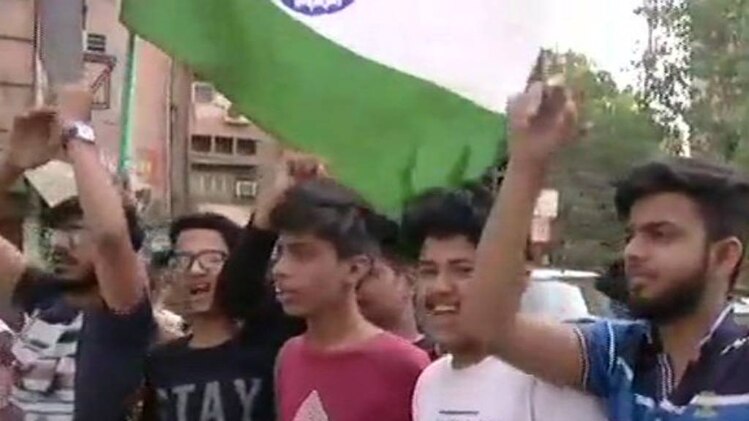 सीबीएसई पेपर लीक को लेकर छात्रों ने प्रशासन के खिलाफ नारेबाजी