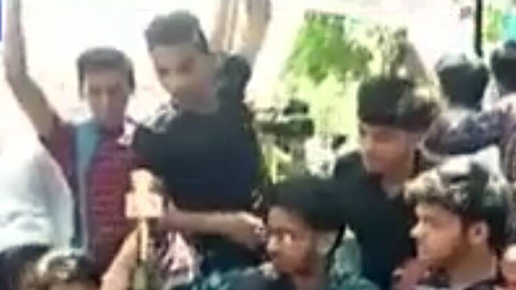 पेपर लीक पर छात्रों का प्रदर्शन जारी