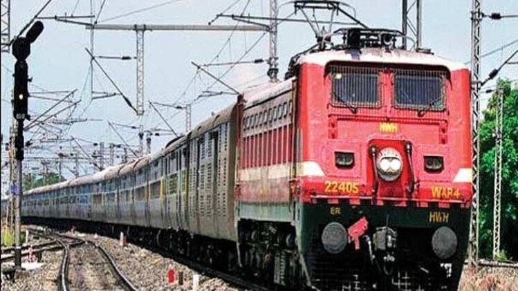 खाने-पीने की चीजों पर बेहिसाब दाम वसूलने वालों पर रेलवे लगाम कसेगी