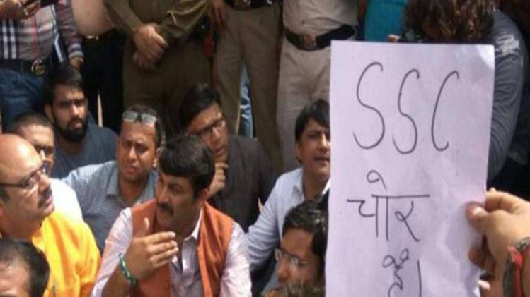 प्रदर्शन करते छात्र