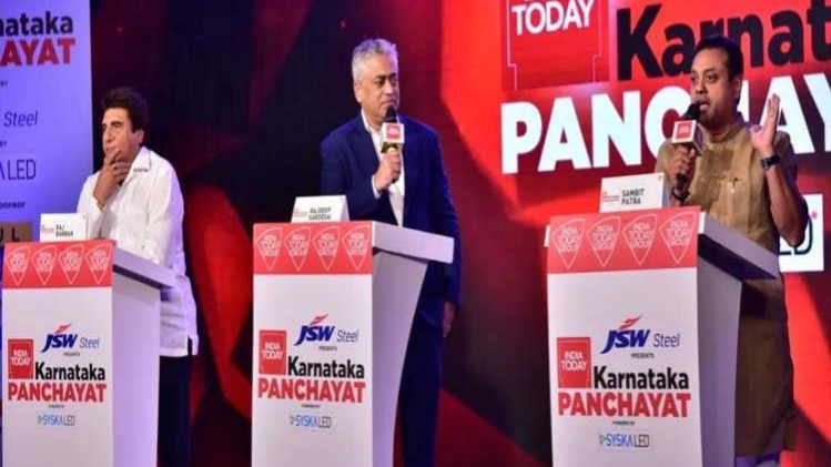 कर्नाटक पंचायत के मंच पर राज बब्बर और संबित पात्रा का 'मुकाबला'