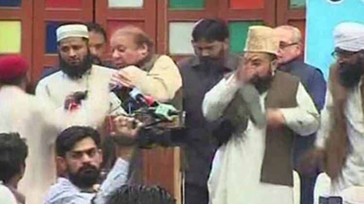 पाकिस्तान में नवाज शरीफ पर  फेंका जूता