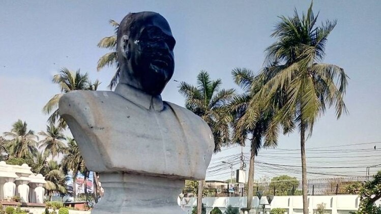 दक्षिण कोलकाता में श्यामा प्रसाद मुखर्जी की मूर्ति को नुकसान पहुंचाया गया