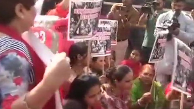 महिला सांसदों ने आरक्षण की मांग को लेकर आवाज बुलंद की