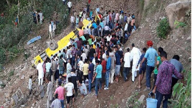 100 खबरें: 200 फीट गहरी खाई में गिरी बस