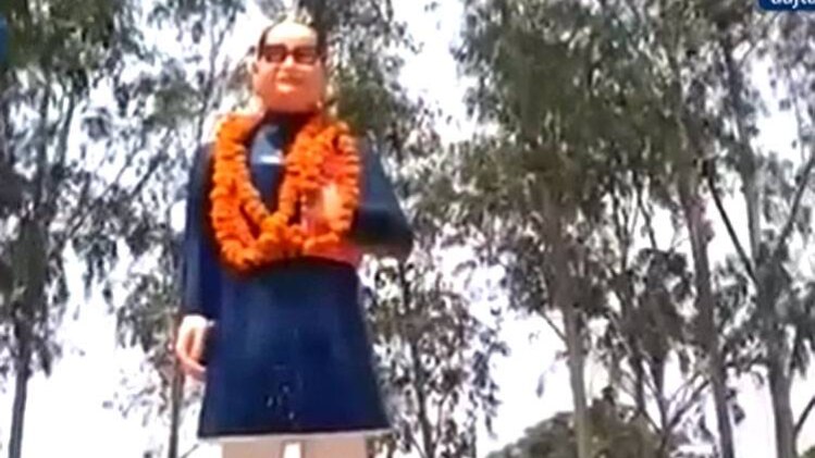 नीले रंग में रंगी गई अंबेडकर की मूर्ति