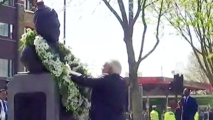 पीएम मोदी ने बसवेश्वर की आवक्ष प्रतिमा पर फूल चढ़ाए