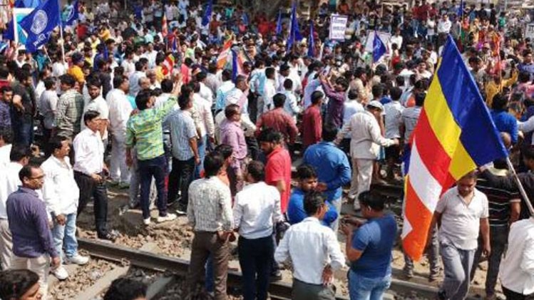 दलितों ने छोड़ा घर