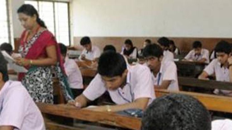 सीबीएसई के पेपर बेहद ही गोपनीय तरीके से स्कूलों तक पहुंचाए जाते हैं