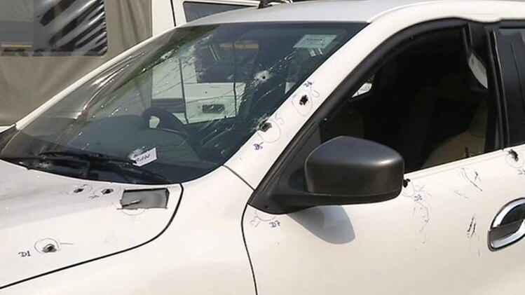 हड्डी के डॉक्टर पर चलीं गोलियां