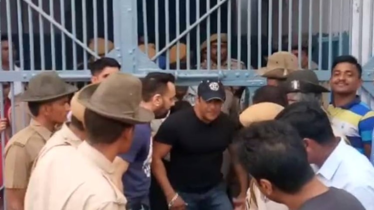 जेल से बाहर नि‍कलते सलमान.