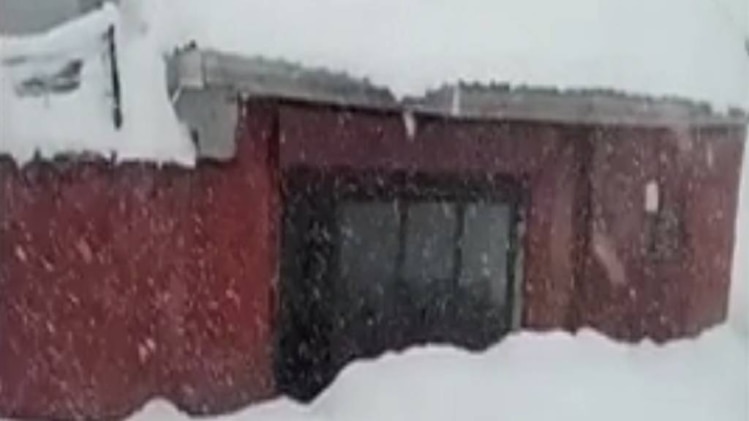 कश्मीर में बदला मौसम का मिजाज, भारी बारिश और बर्फबारी