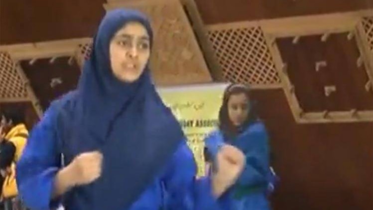 ट्रेनिंग लेती छात्रा